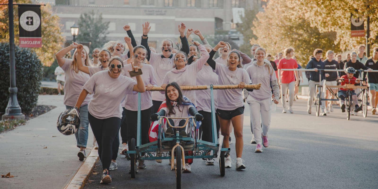 Students at the Bed Races during 首页coming Weekend